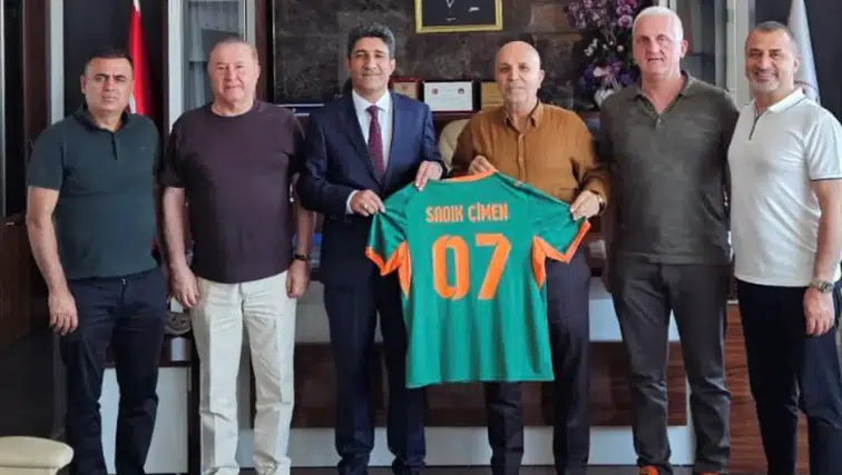 Alanyaspor’dan Hakim Çimen’e Forma Hediyesi