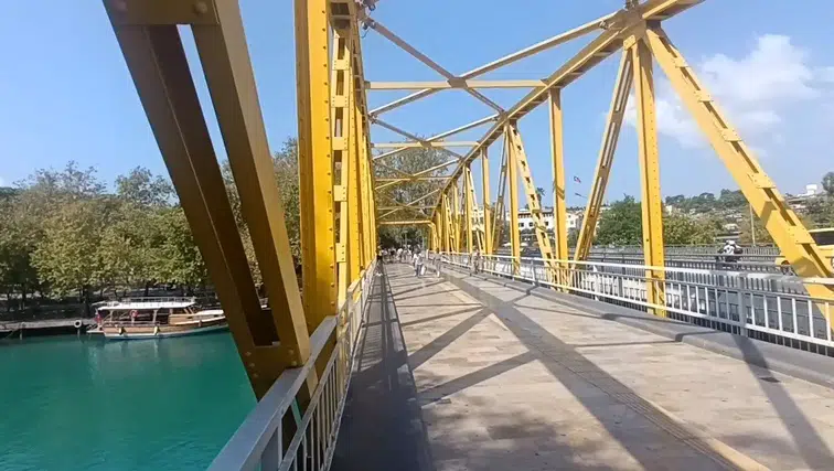 Manavgat’ta Tehlikeli Eğlence! Uyarılara Aldırmadan Irmağa Atladılar