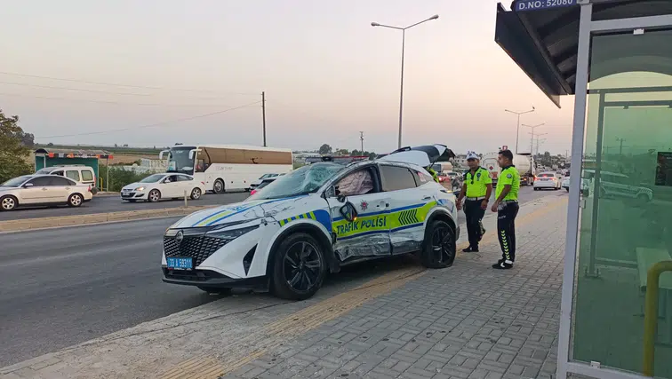 Mersin'de Zincirleme Kaza: Polis Aracı Takla Attı, 2 Yaralı