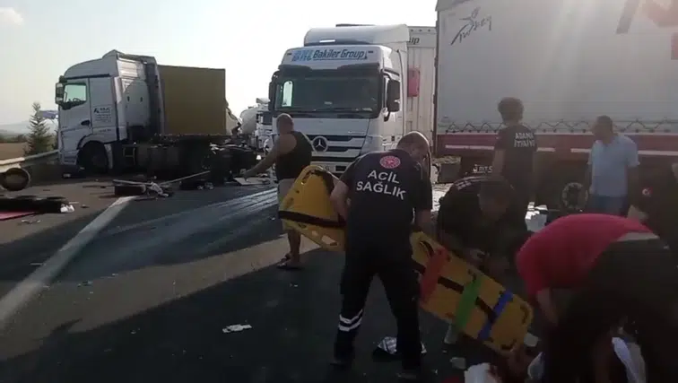 Adana'da Tır Çarpışması: Emniyet Şeridindeki Araca Çarptı