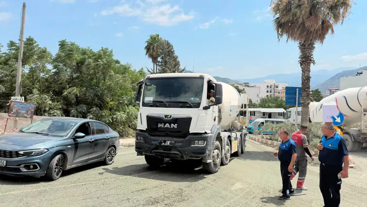 Hatay’da Yola Beton Döktü! Mikser Sürücüsüne 191 Bin TL Ceza