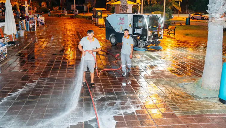 Alanya’da Gece Mesaisi: İskele Bölgesi Baştan Sona Temizlendi