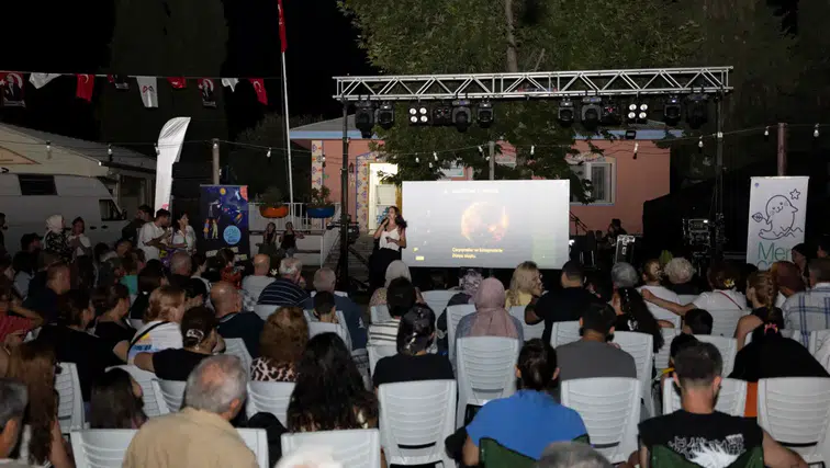 Mersin’de Gökyüzü Şöleni! Yüzlerce Kişi Perseid Meteor Yağmurunu İzledi