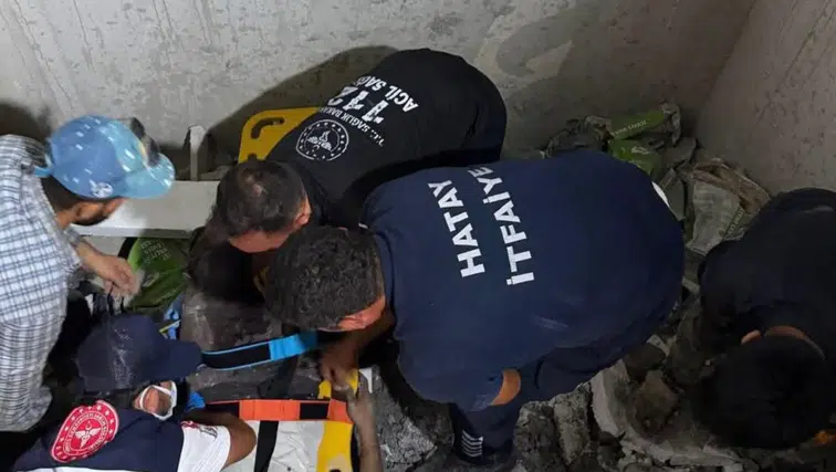 Defne'de İnşaatın Asansör Boşluğuna Düşen İşçi Kurtarıldı
