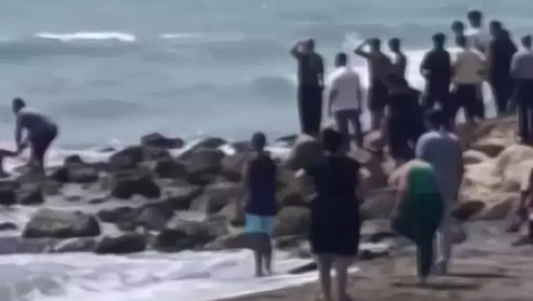 Samandağ'da Yasak Uyarısına Rağmen Denize Giren 3 Kişi Dalgalara Kapıldı