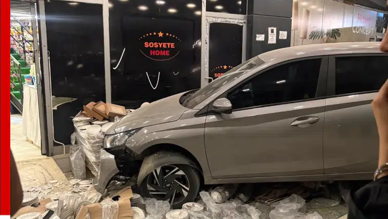 Adana'da Direksiyon Hakimiyetini Kaybedip Peş Peşe Mağazaya Daldılar