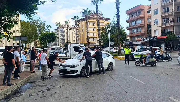 Manavgat'ta Otobüs ile Otomobil Çarpıştı: 2 Yaralı