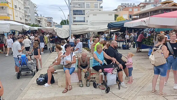 Manavgat Perşembe Pazarı'nda Turist Yoğunluğu Esnafın Yüzünü Güldürdü