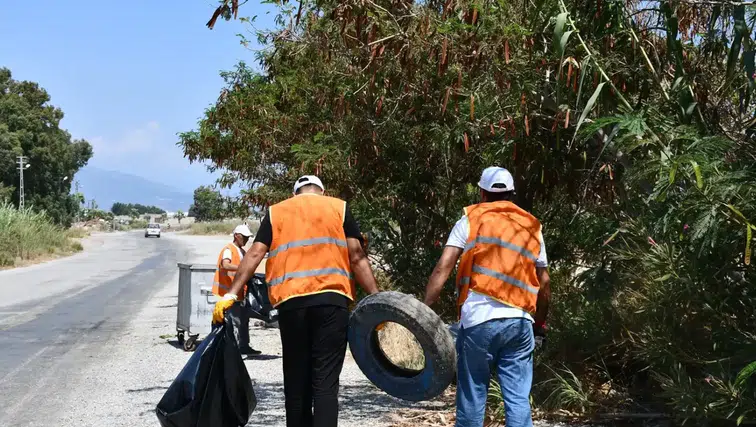 Anamur'da Hükümlüler Sahaya İndi: Sahil Temizleyip Okulları Boyadılar