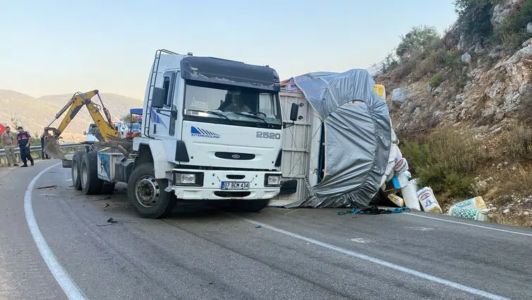 Finike'de Kontrolden Çıkan TIR'ın Dorsesi Devrildi: Yol Kapandı