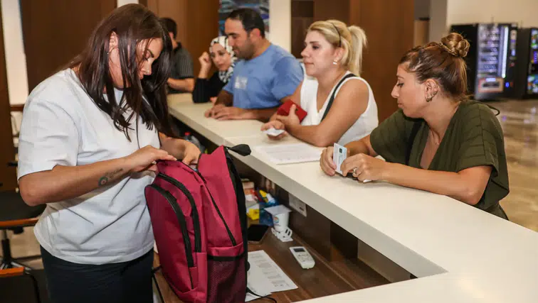 Mezitli'de Miniklere Kırtasiye Sürprizi: Ailelerin Yükü Hafifledi