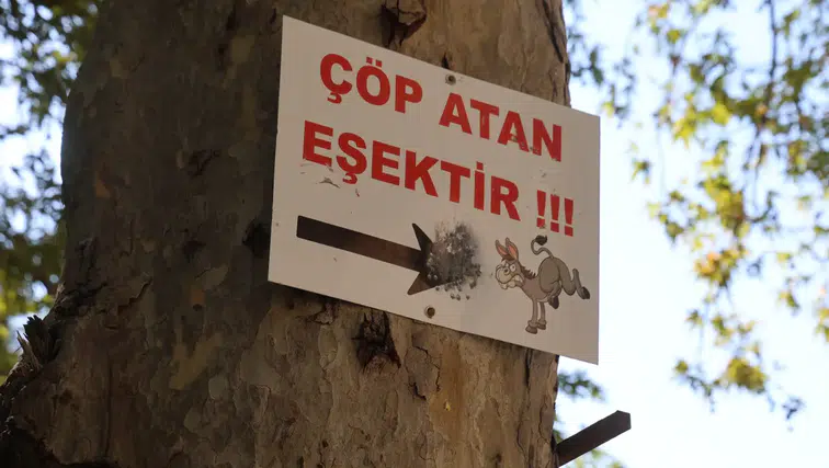 Adana’da Doğaya Atılan Çöplere Tepki: “Çöp Atan Eşektir”