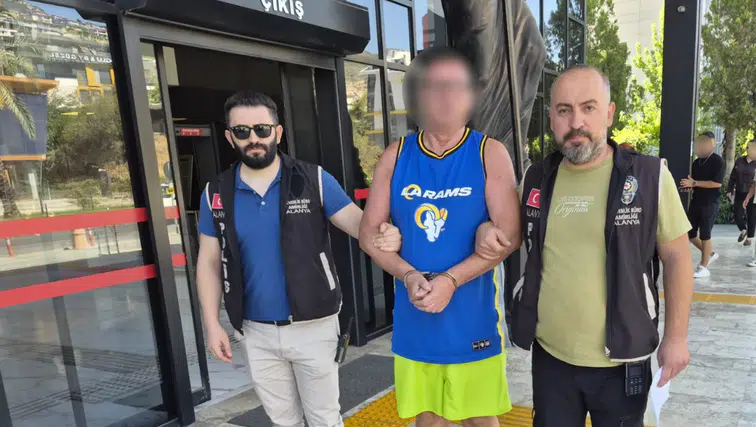 Alanya'da Türk Bayrağına Çirkin Saldırı: Turist Tutuklandı