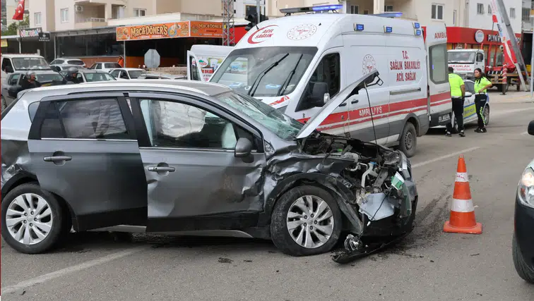 Adana Kozan'da Kavşakta Otomobiller Çarpıştı: 4 Yaralı