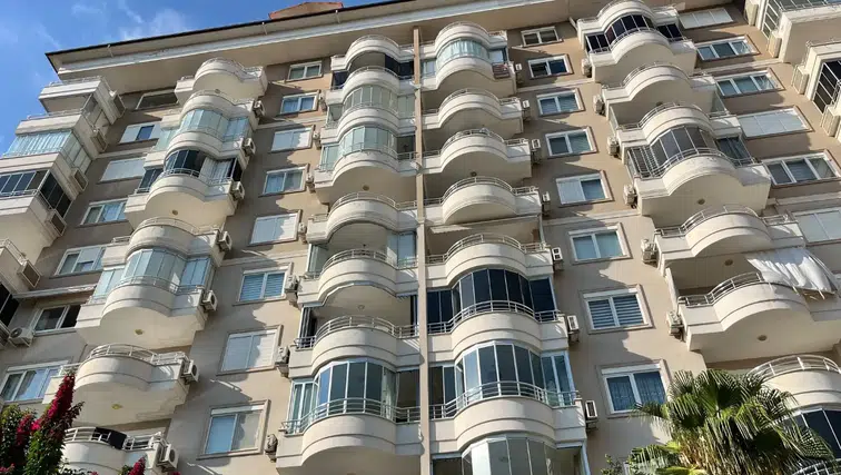 Alanya Cikcilli'de 8 Katlı Binadan Çıkan Dumanlar Ekipleri Alarma Geçirdi