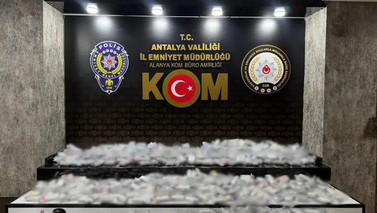 Antalya'da Kaçakçılık Operasyonları: Binlerce Kaçak Ürün Ele Geçirildi