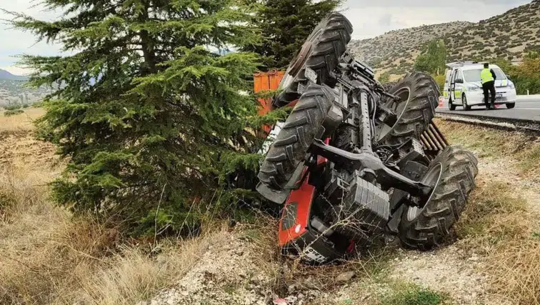 Burdur Çavdır'da Traktör Şarampole Devrildi: 1 Yaralı!