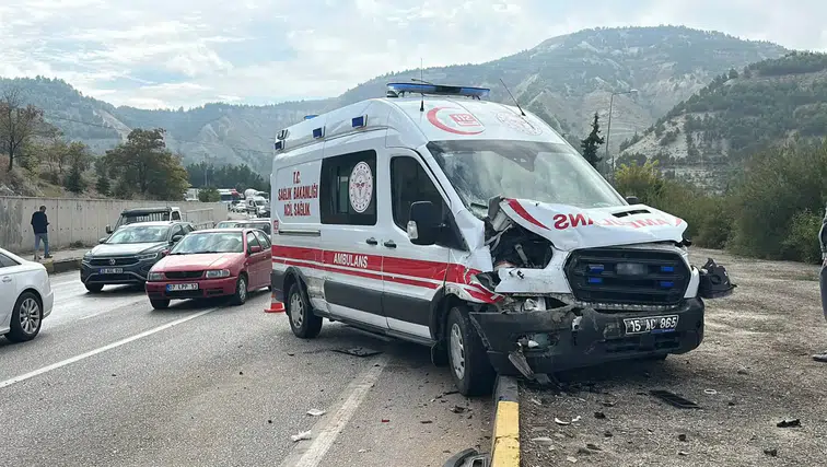 Burdur'da Zincirleme Kaza: Ambulans Işıkta Bekleyen Araçlara Çarptı