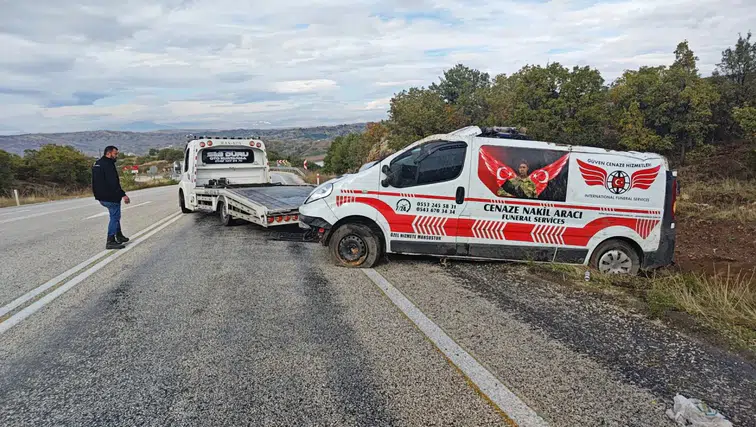 Isparta’da Cenaze Nakil Aracı Şarampole Devrildi: Sürücü Yaralandı!