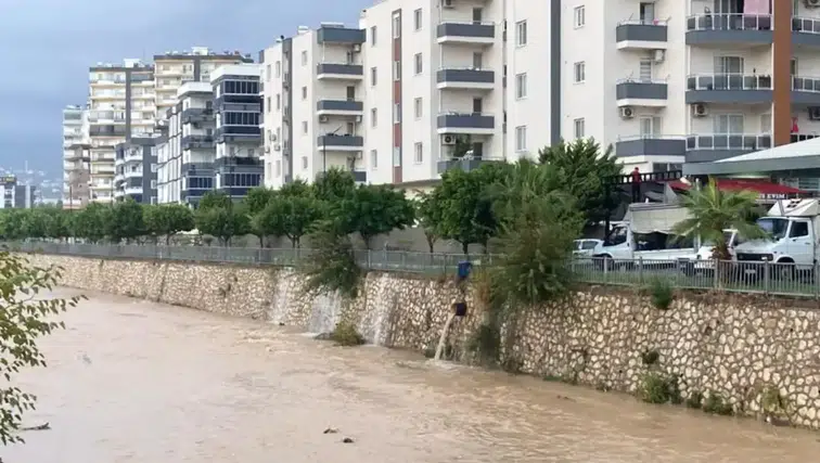 Mersin'de Şiddetli Yağış Hayatı Felç Etti: Derelerin Debisi Yükseldi