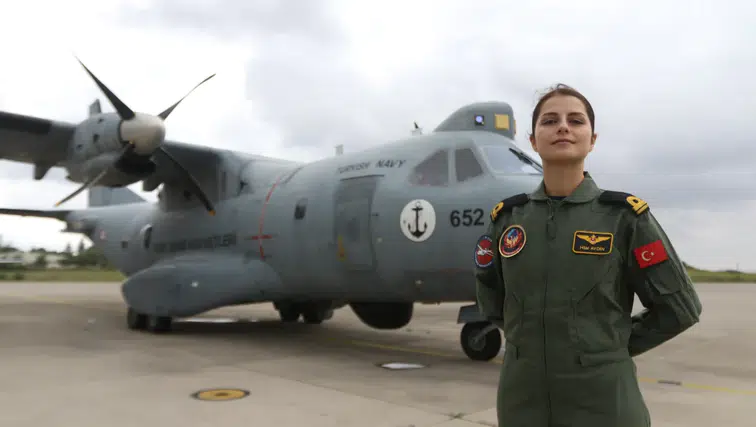 Türk Deniz Kuvvetleri Tarihinde Bir İlk: Üsteğmen Hilal Aydın İlk Kadın Uçak Pilotu Oldu