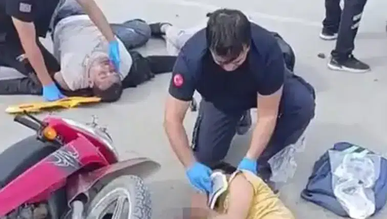 Hatay'da TIR ile Motosiklet Çarpıştı: 3 Genç Yaralandı