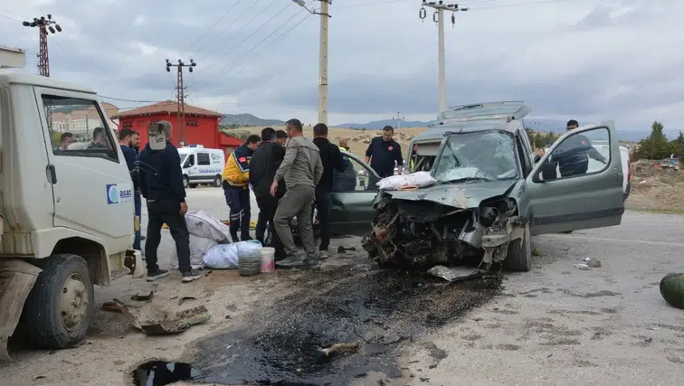 Korkuteli-Tefenni 2 Kamyonet Çarpıştı! Sürücü Ehliyetsiz Çıktı: 1 Ölü, 2 Yaralı