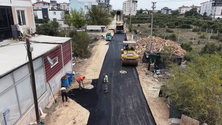 Döşemealtı Yeniköy’de 3 Sokakta Sıcak Asfalt Çalışması