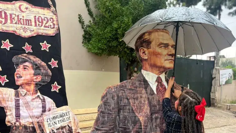 Yağmurda Atatürk’ü Şemsiyesiyle Koruyan Küçük Kız Gönülleri Isıttı!