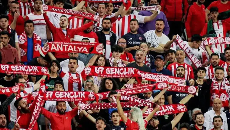 Antalyaspor Taraftarından Örnek Davranış: "şehrimizin Ev Sahipliğine Gölge Düşürmeyelim!"