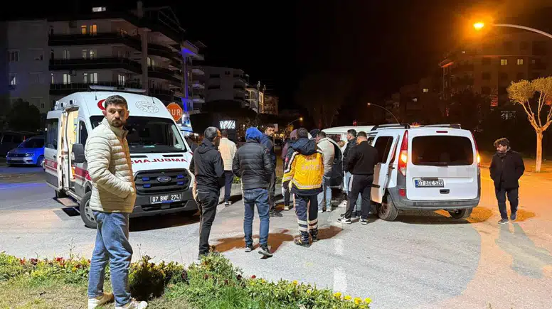 Gazipaşa’da Kamyonetlerin Kavşak Çarpışması: Uğur Mumcu Caddesi Karıştı!
