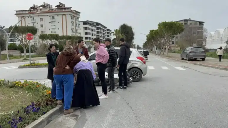 Gazipaşa'da Yaralanan Sürücüye İlk Müdahaleyi Olay Yerinden Geçen Doktor Yaptı