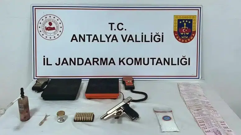 Döşemealtı'nda Zehir Tacirlerine Jandarma Darbesi