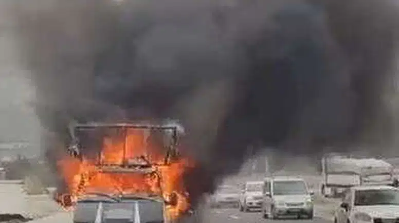 Denizli yolunda korku dolu anlar! Ticari araç saniyeler içinde alev topuna döndü