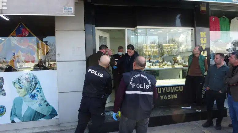 Kuyumcuda dehşet: Camı silahla parçalayıp kaçtı!