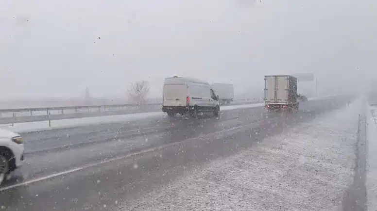 Denizli Beyaza Büründü: Kar Yüksek Kesimleri Esir Aldı!
