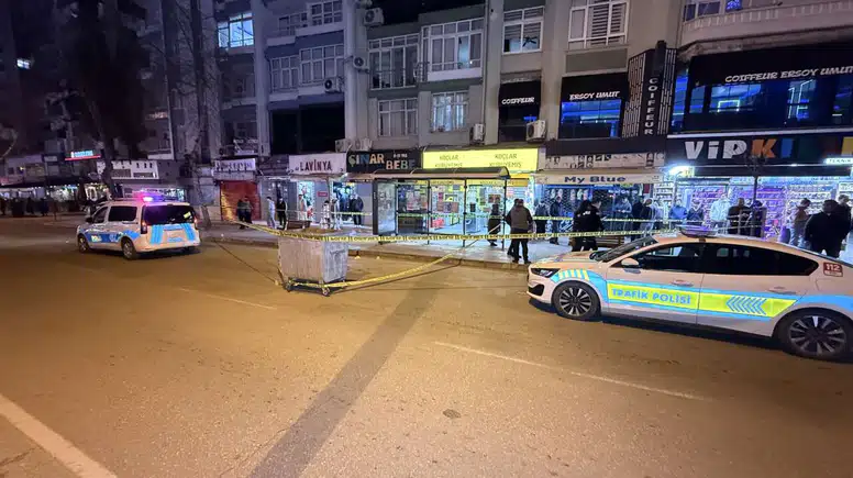 Adana'da Durakta Kanlı Pusu! Otobüs Beklerken Kurşun Yağmuruna Tutuldu!