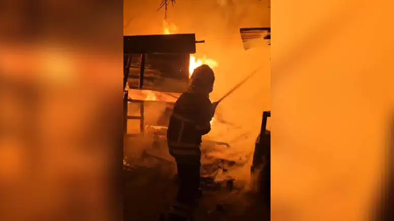 Adana'da Karanlığı Alevler Aydınlattı! Görenler Telefona Sarıldı: Baraka Kül Oldu