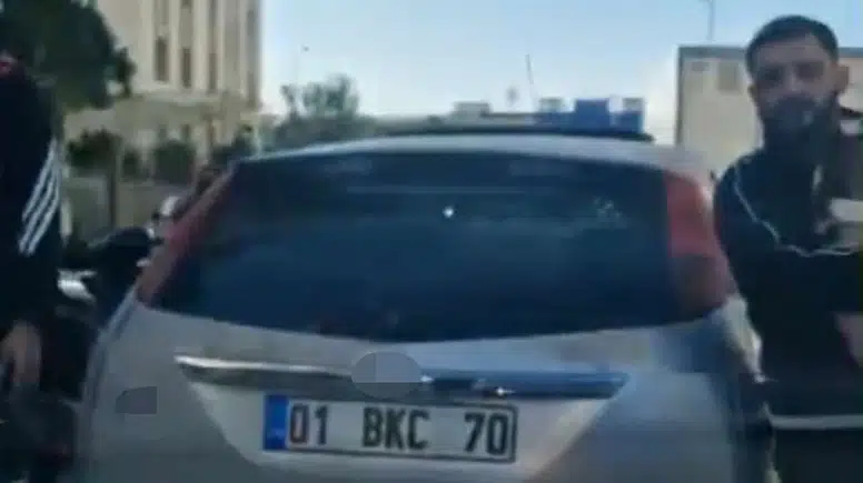 Adana’da Yol Verme Dehşeti: Ailenin Bulunduğu Aracı Esir Aldılar!