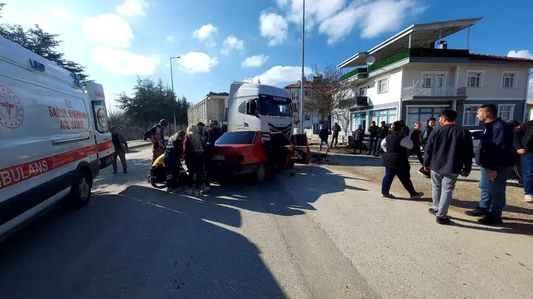 Isparta’da Can Pazarı: Kavşakta İki Otomobil Çarpıştı!