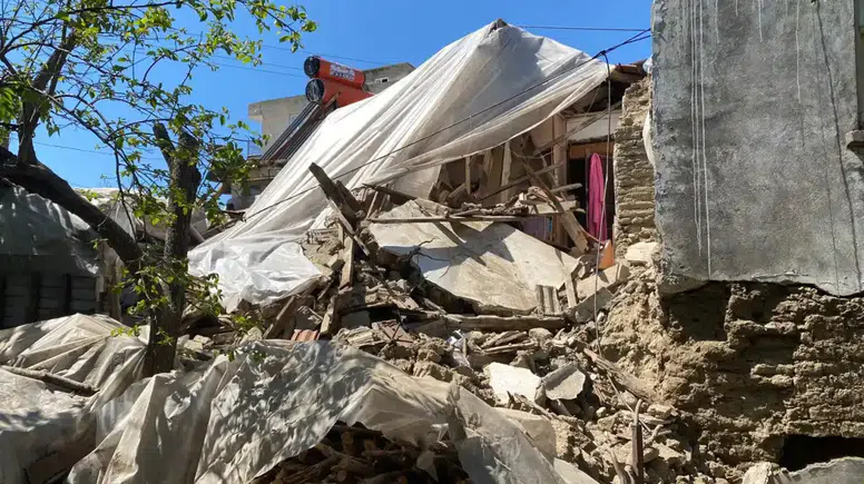 Demre’de Atıl Durumdaki 2 Katlı Kerpiç Ev Çöktü