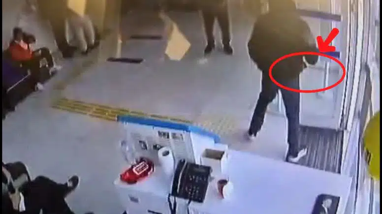 Mersin’de Bankada Satırlı Dehşet: Maskeli Gaspçı Polisten Kaçamadı!