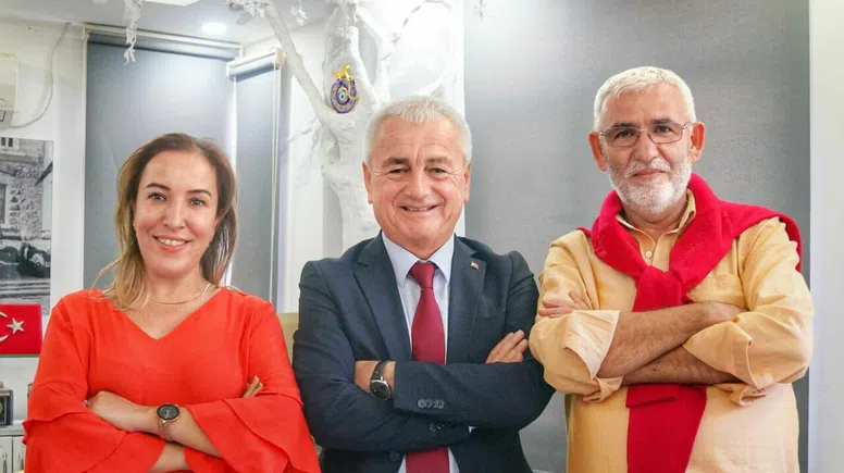 Finike güzel ama  Eli - kolu bağlı