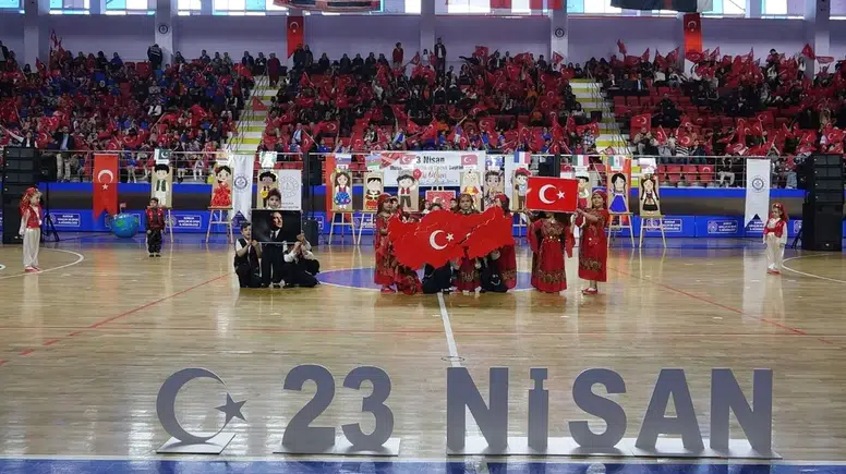 Burdur’da Cumhuriyet Meydanı’ndan Spor Salonuna 23 Nisan Coşkusu