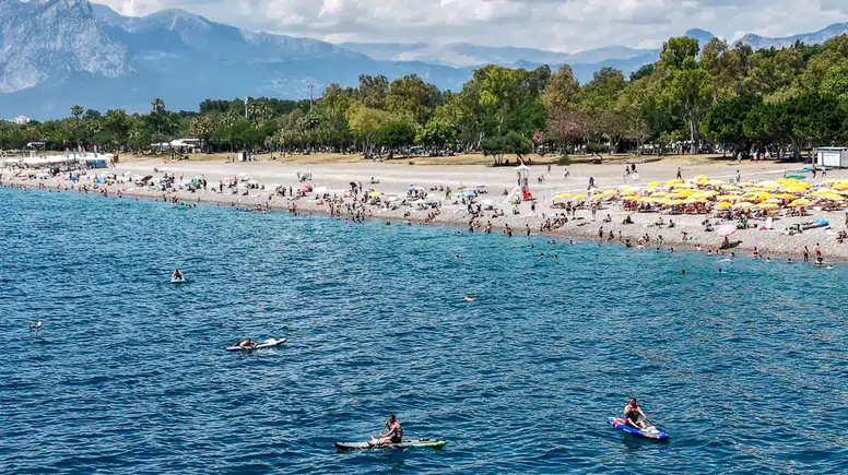 Antalya’da Bayram Yoğunluğu Sahillere Taştı! Tatilciler Konyaaltı'na Akın Etti
