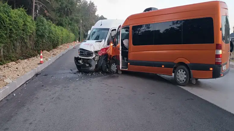 Antalya'da İki Tur Minibüsü Çarpıştı: 13 Yabancı Turist Yaralandı