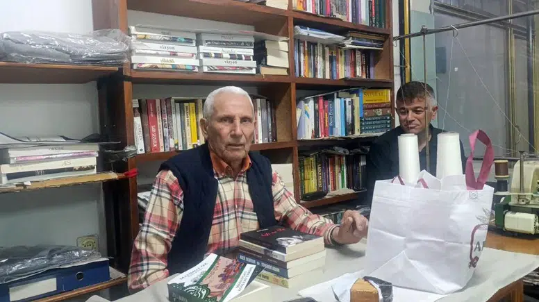 Manavgat'ta 70 Yıllık Terzi Kitap Aşkıyla Dükkanını Kütüphaneye Çevirdi