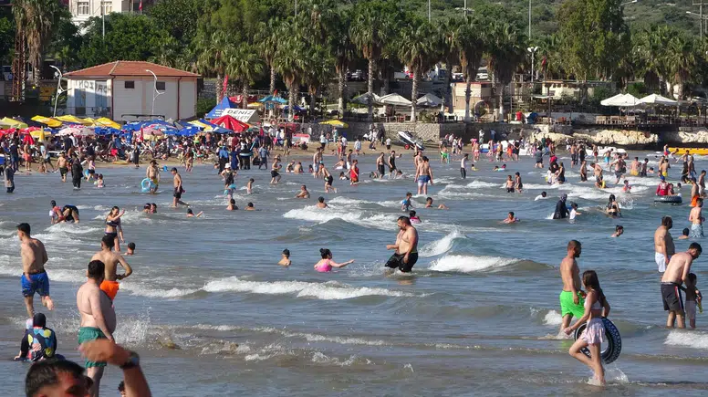 Akdeniz’de Bayram Bereketi: Mersin Sahilleri Doldu Taştı, Deniz Sezonu Açıldı!