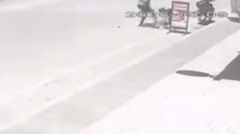 Adana'da Vicdanın Sustuğu An! Öz Evladını Yerlerde Sürükleyip Tekmeledi!