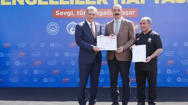 Vali Şahin’den Konyaaltı’na Övgü: "Açık Ara Türkiye Birincisi"